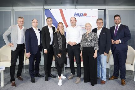 Ein Gruppenfoto vom Internet Summit Austria, von links nach rechts: Franz Zeller (Moderation), Harald Kapper (ISPA-Präsident), Süleyman Zorba (Grüne), Katharina Kucharowits (SPÖ), Karl-Arthur Arlamovsky (NEOS), Eva-Maria Himmelbauer (ÖVP), Gerhard Deimek (FPÖ) und Stefan Ebenberger (ISPA-Generalsekretär).