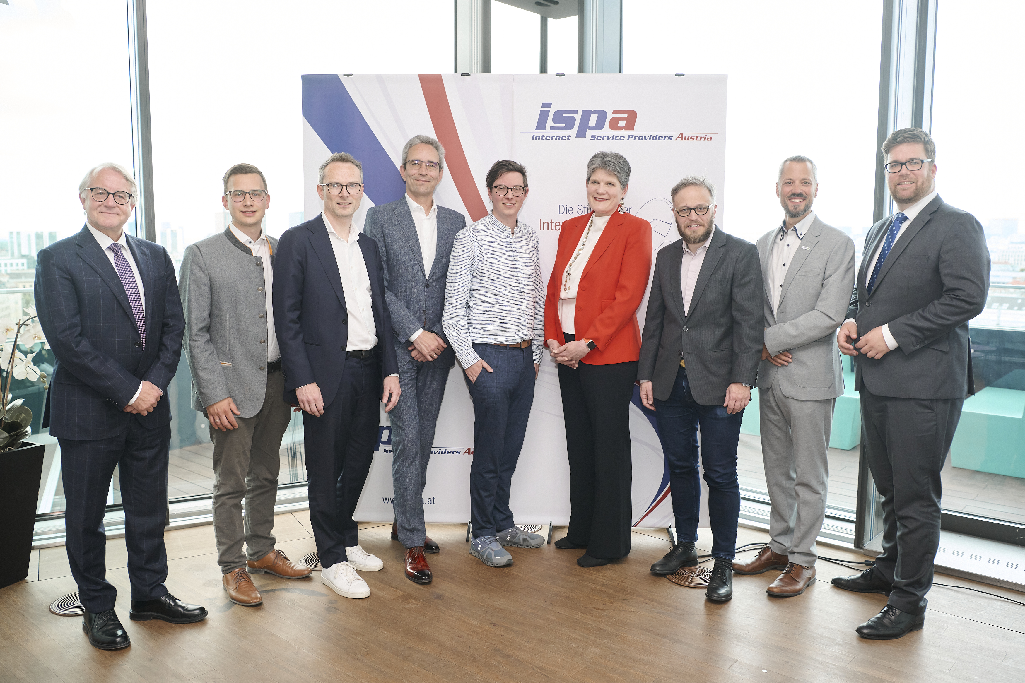 Vor einer Glaswand stehen die Redner:innen des ISPA-Forums 2024 für ein Gruppenbild nebeneinander und schauen in die Kamera. Von links nach rechts: Wolfgang Feiel, Stefan Schröter, Sven Knapp, Klaus Parrer, Philipp Machač, Natalie Ségur-Cabanac, Fjodor Gütermann, Florian Parnigoni und Stefan Ebenberger.