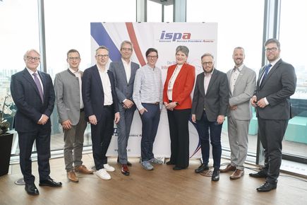 Vor einer Glaswand stehen die Redner:innen des ISPA-Forums 2024 für ein Gruppenbild nebeneinander und schauen in die Kamera. Von links nach rechts: Wolfgang Feiel, Stefan Schröter, Sven Knapp, Klaus Parrer, Philipp Machač, Natalie Ségur-Cabanac, Fjodor Gütermann, Florian Parnigoni und Stefan Ebenberger.