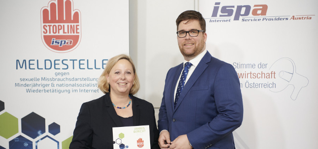 Barbara Schloßbauer und Stefan Ebenberger stehen vor dem Stopline und dem ISPA-Roll-up