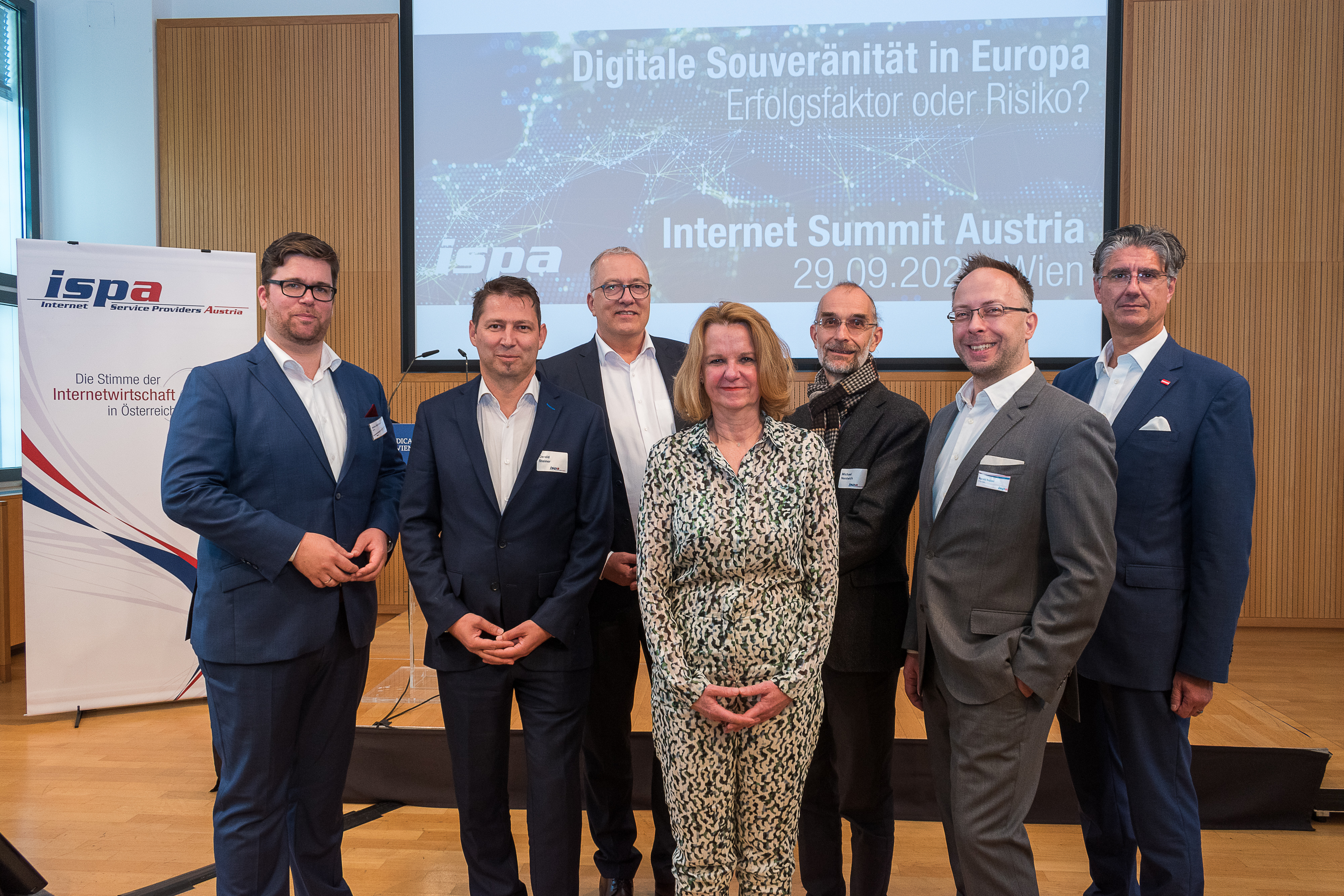 Gruppenfoto, von links nach rechts: Stefan Ebenberger, Gerald Steiner, Andreas Weiss, Svenja Falk, Michael Nentwich, Harald Kapper und Wolfgang Ebner. Online dabei und daher nicht auf dem Bild: Othmar Karas und Julia Pohle