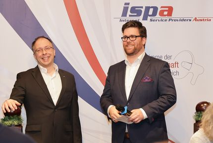 Der Präsident der ISPA, Harald Kapper, und ihr Generalsekretär, Stefan Ebenberger, kurz bevor sie ihre eröffnenden Worte bei der ISPA-Weihnachtsfeier sagen.