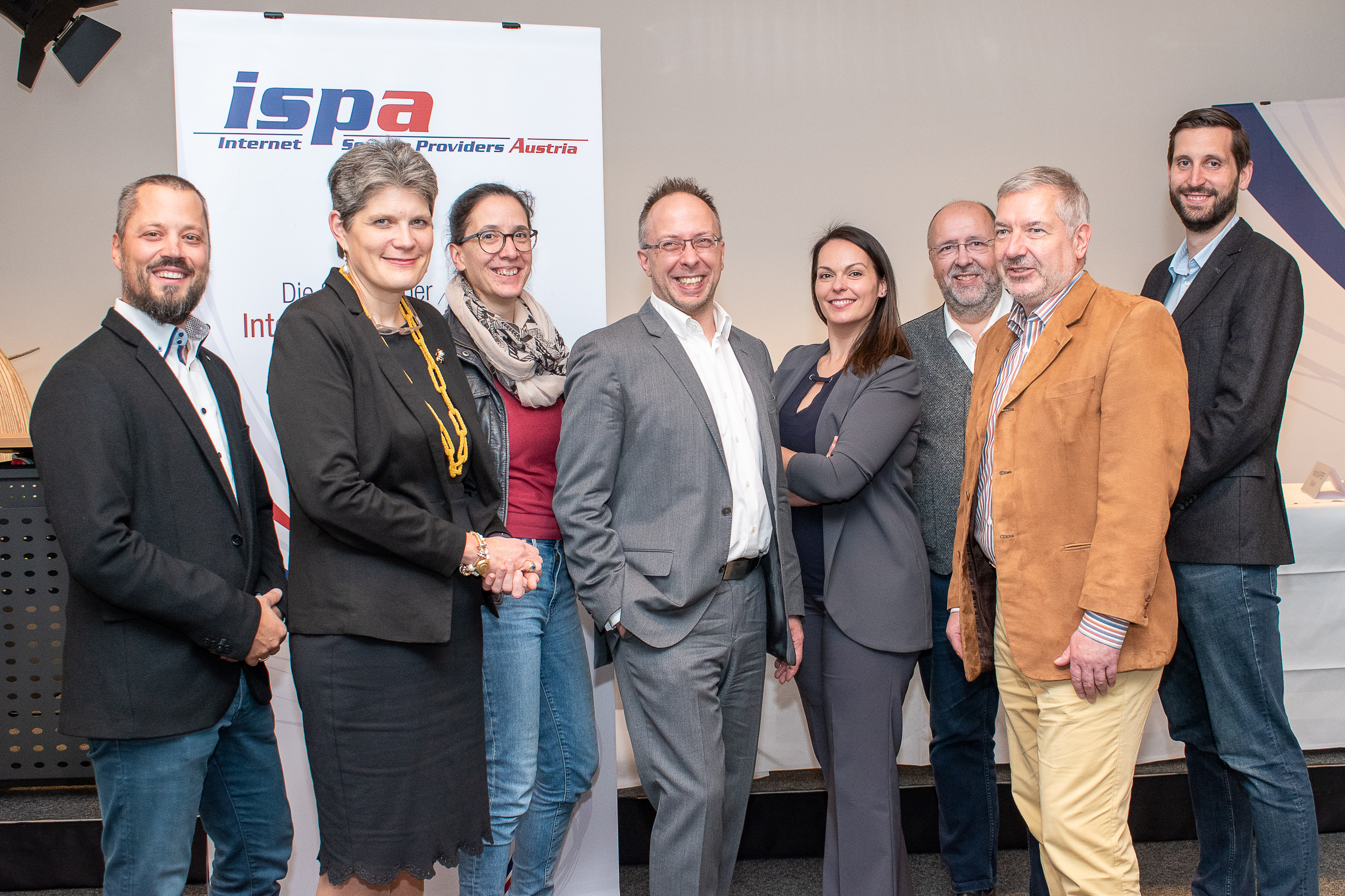 Der neue ISPA-Vorstand, v. l. n. r.: Florian Parnigoni, Natalie Ségur-Cabanac, Julia Seitlinger, Harald Kapper, Monika Valcanover, Peter Oskar Miller, Christian Panigl und Philipp Sandner. Nicht im Bild: Georg Chytil.