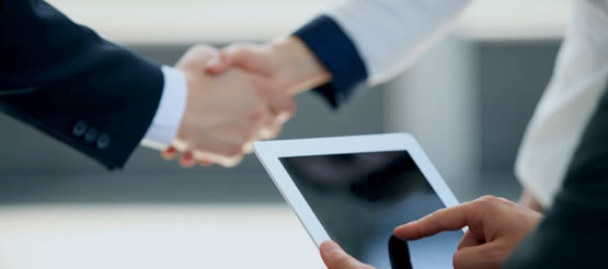 Mitgliedschaft bei ISPA Händeschütteln mit Ipad im Hintergrund