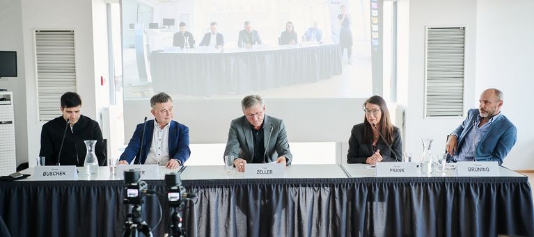 <p>ISPA-Forum 2023</p> Podiumsdiskussion beim ISPA-Forum 2023: Christo Buschek, Walter Unger, Franz Zeller, Sabine Frank und Thomas Bruning